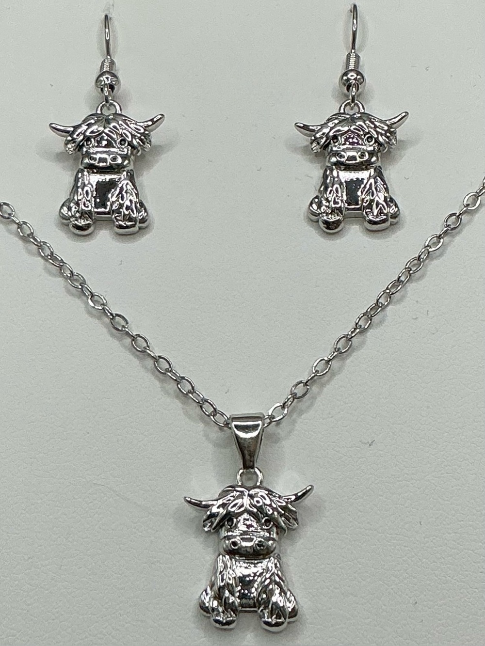 SILVER TONE CUTE HIGHLAND COW PENDANT NECKLACE AND EARRING SET NWOT